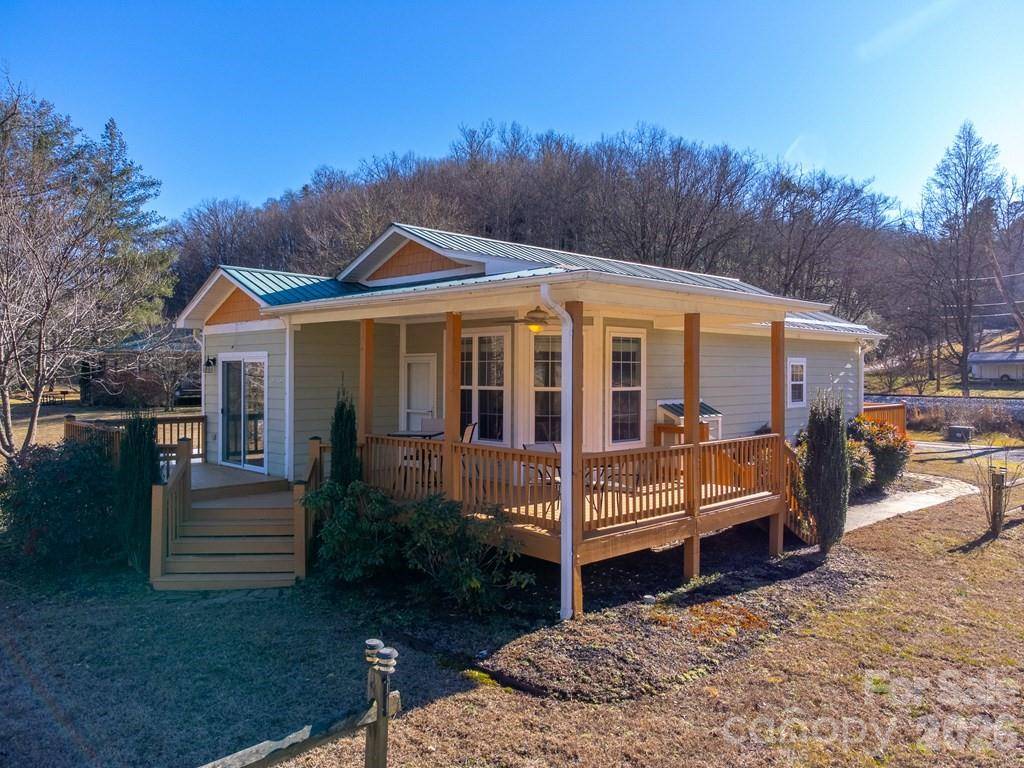 990 Hornet DR, Whittier, NC 28789