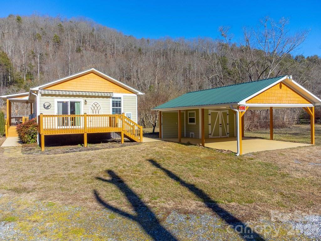 990 Hornet DR, Whittier, NC 28789