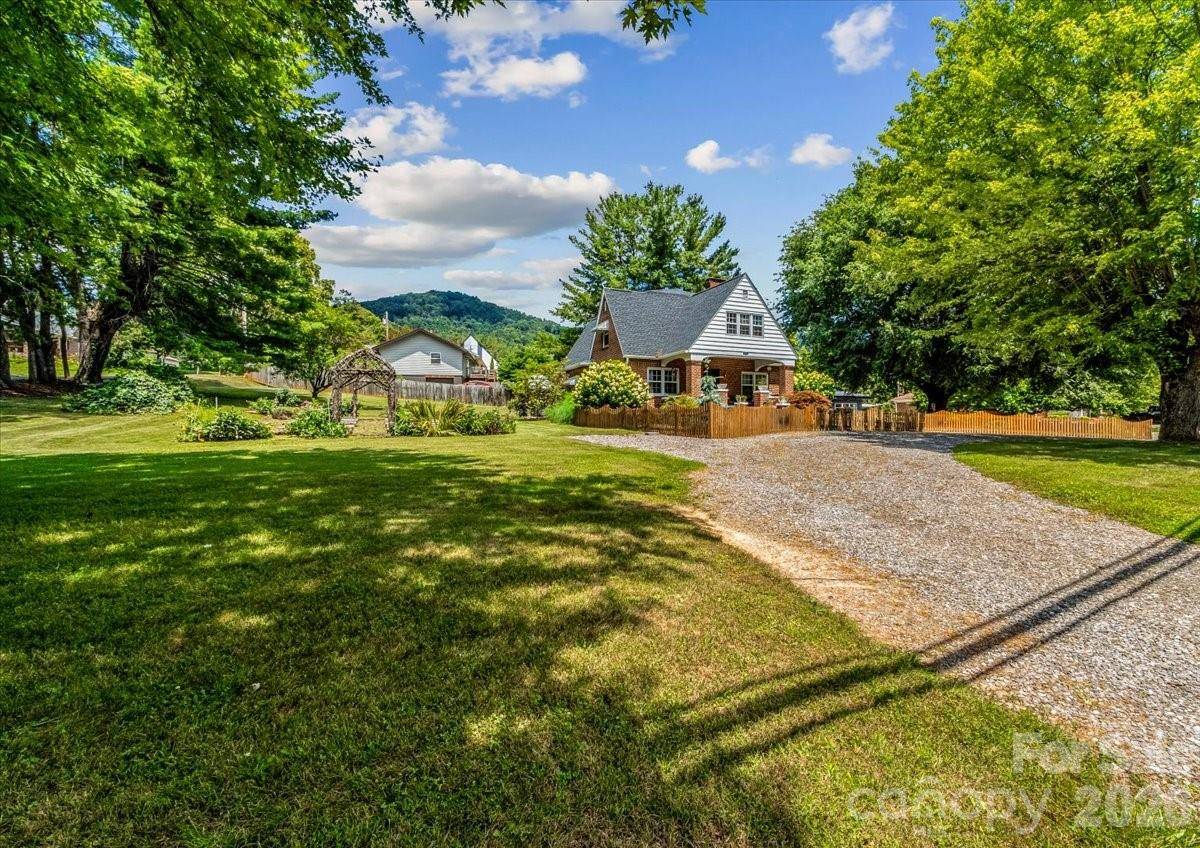506 W Main ST, Burnsville, NC 28714