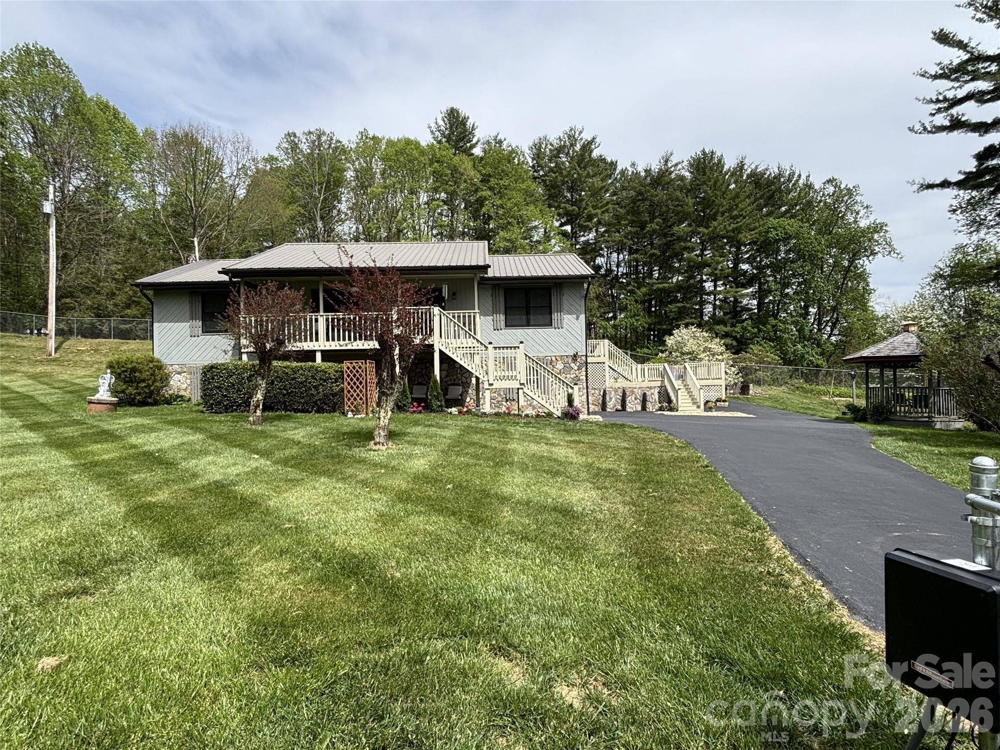 342 Mountain View RD, Burnsville, NC 28714