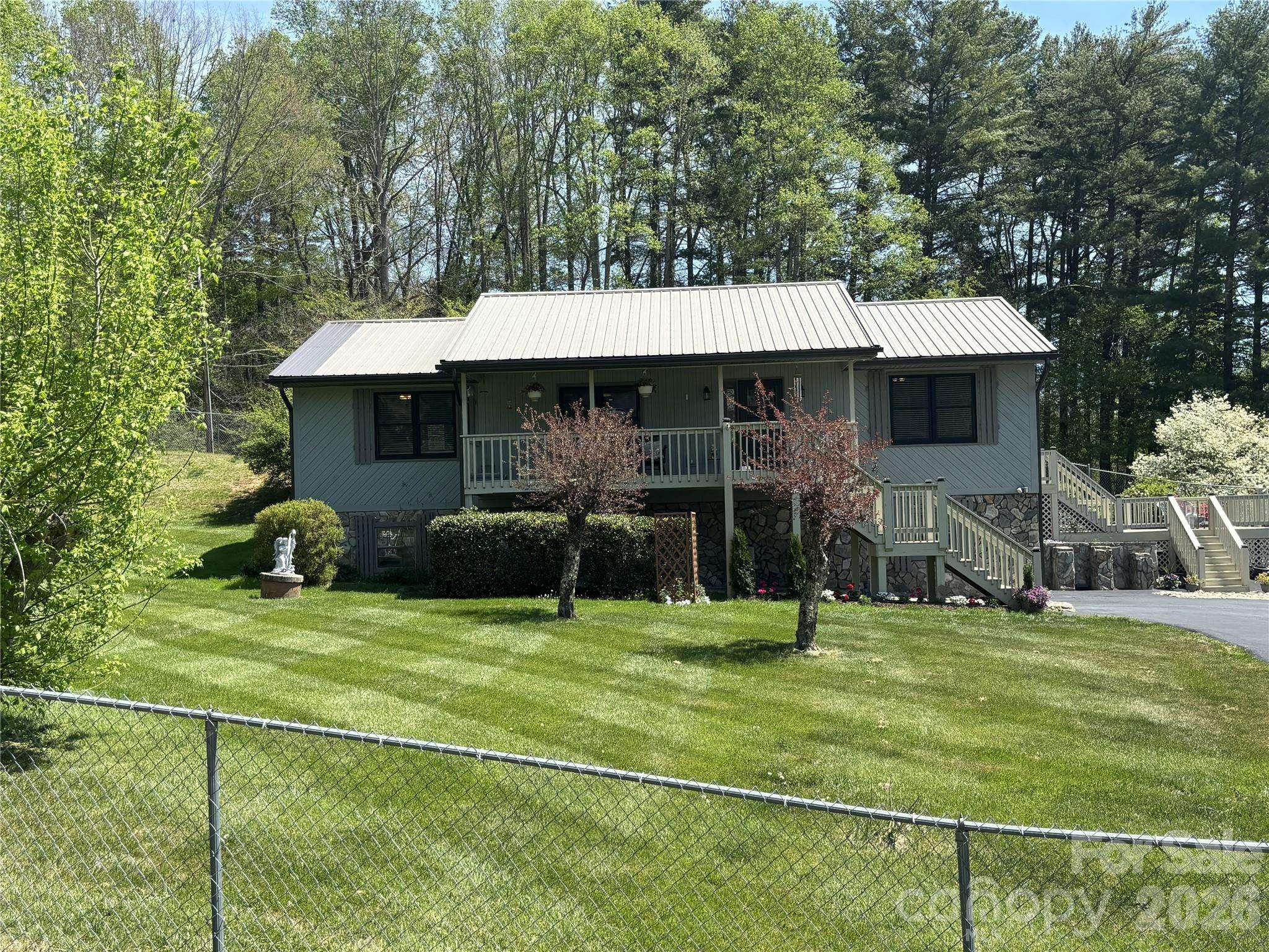 342 Mountain View RD, Burnsville, NC 28714