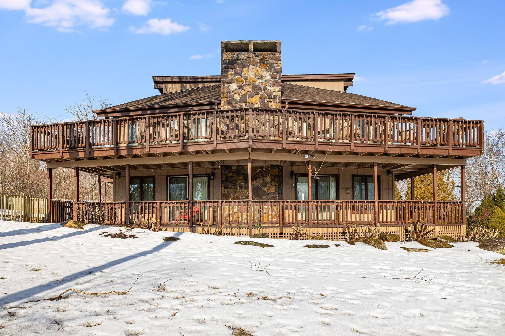 301 Highland CIR, Sugar Mountain, NC 28604