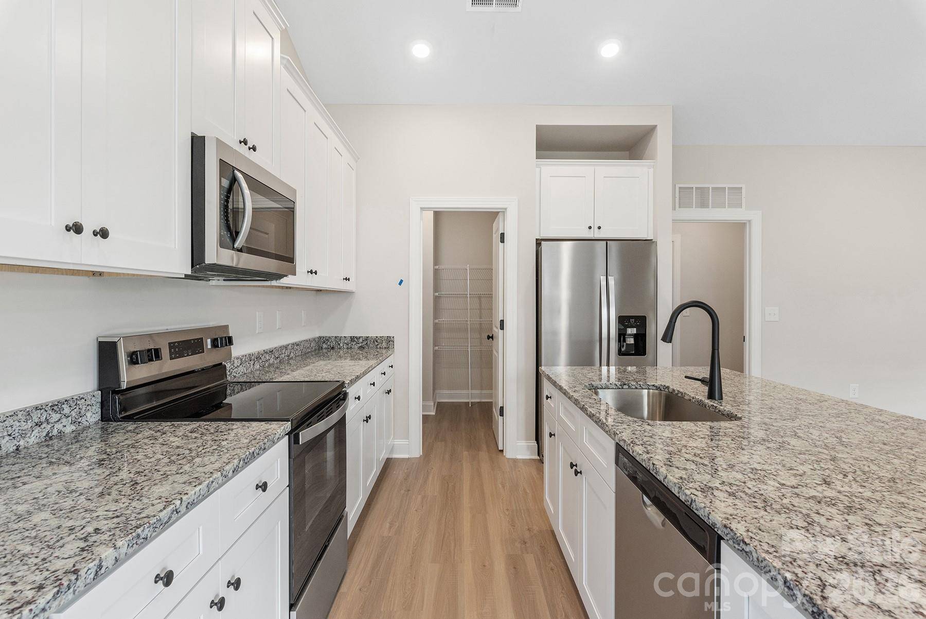 6738 Fairford DR, Charlotte, NC 28215