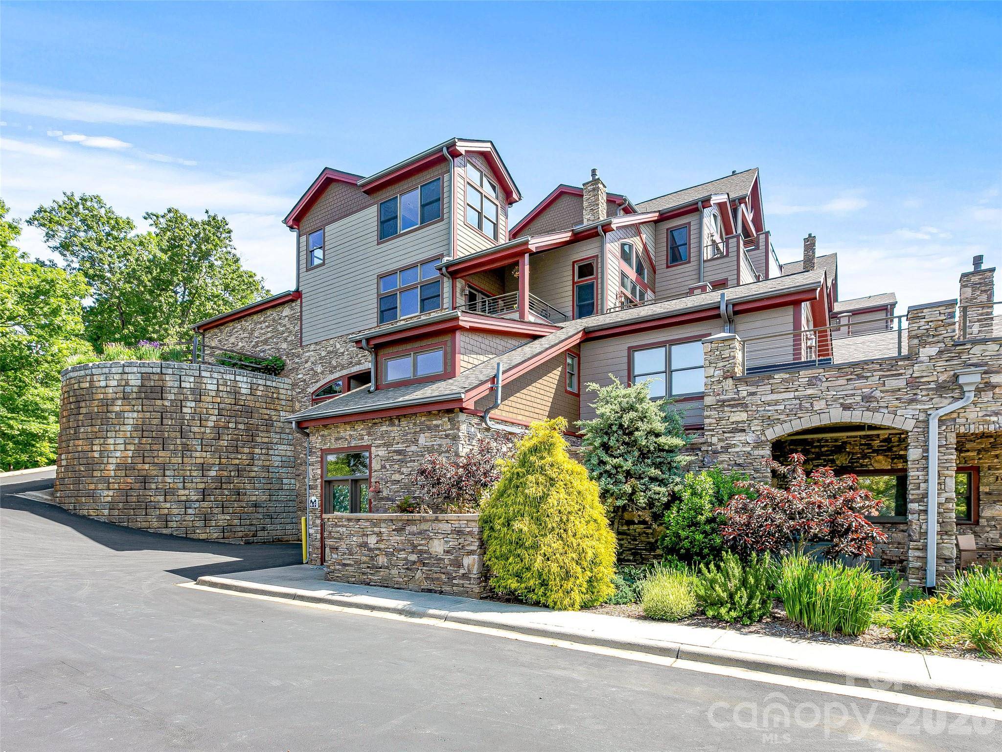 4 Chimney Crest DR #F, Asheville, NC 28806