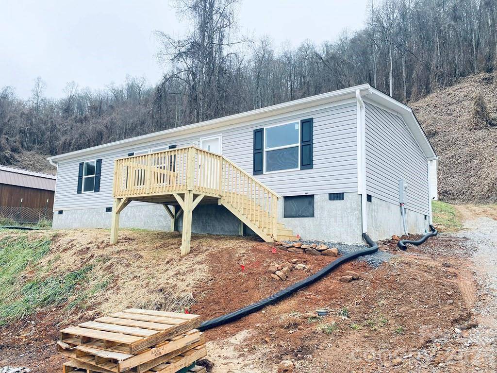 42 Nowhere DR, Sylva, NC 28779