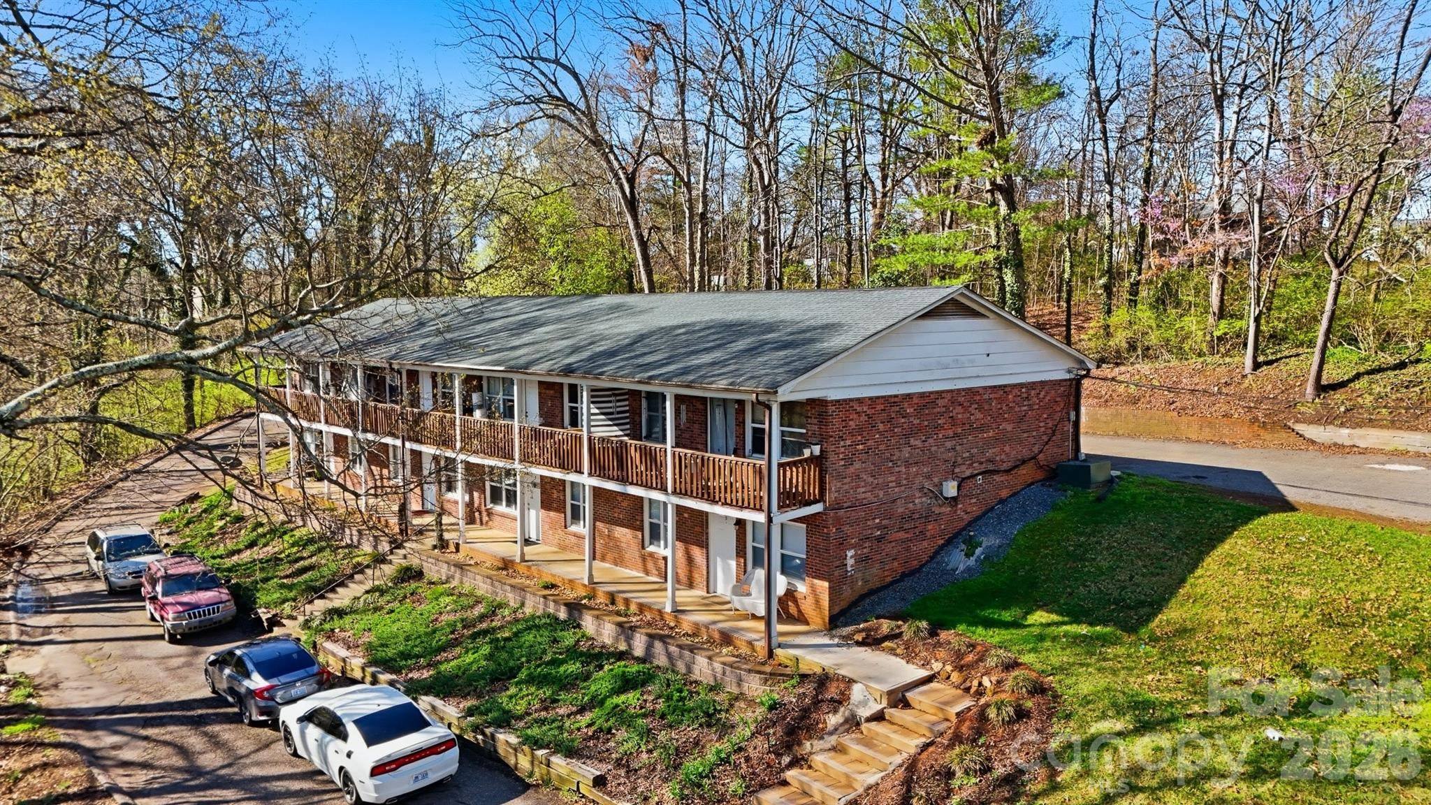 1075 7th AVE NW, Hickory, NC 28601