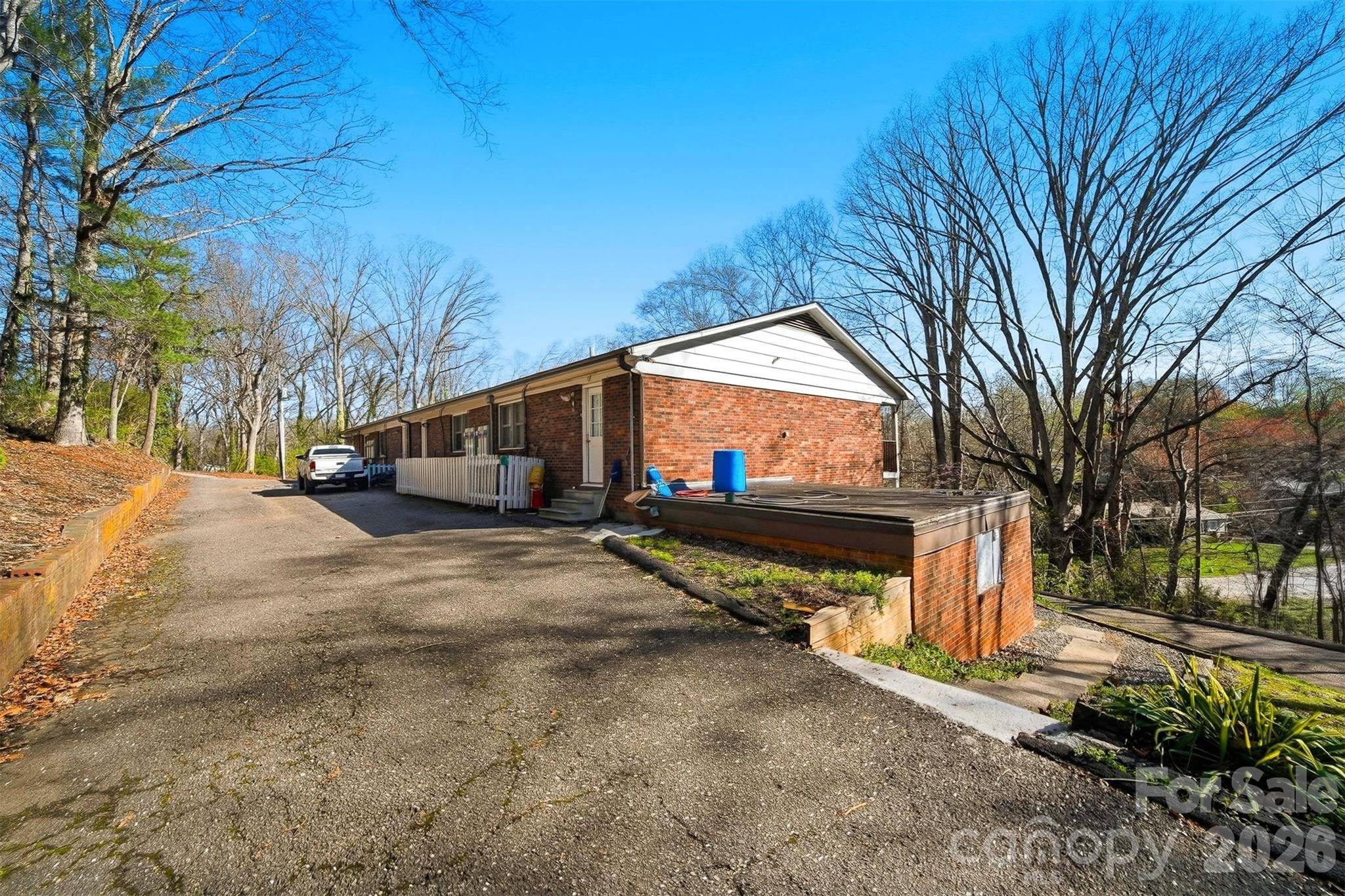 1075 7th AVE NW, Hickory, NC 28601