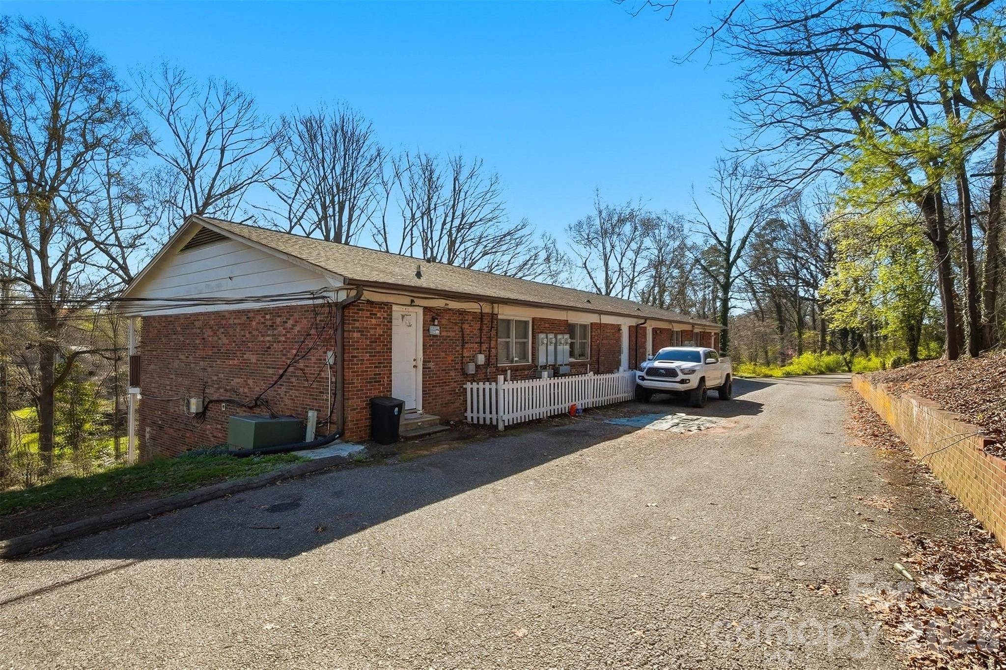 1075 7th AVE NW, Hickory, NC 28601