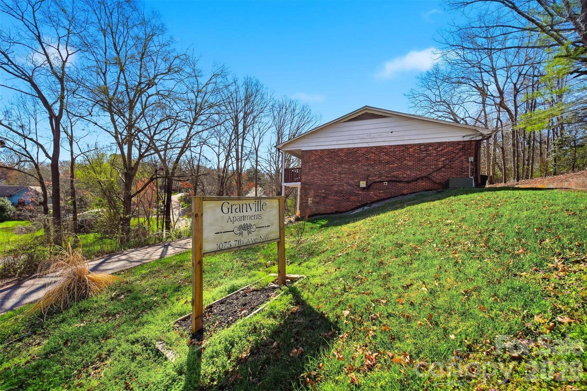 1075 7th AVE NW, Hickory, NC 28601