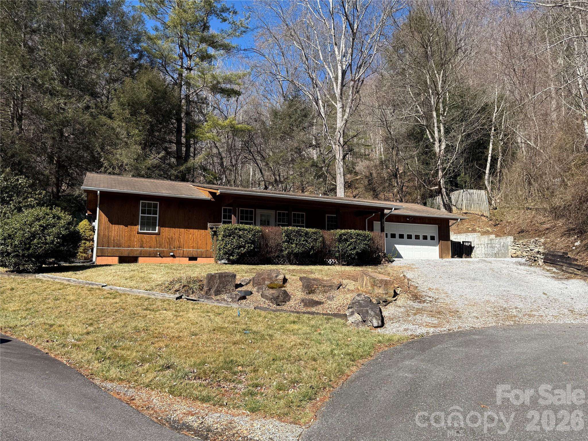 215 Pinellas LN, Waynesville, NC 28785