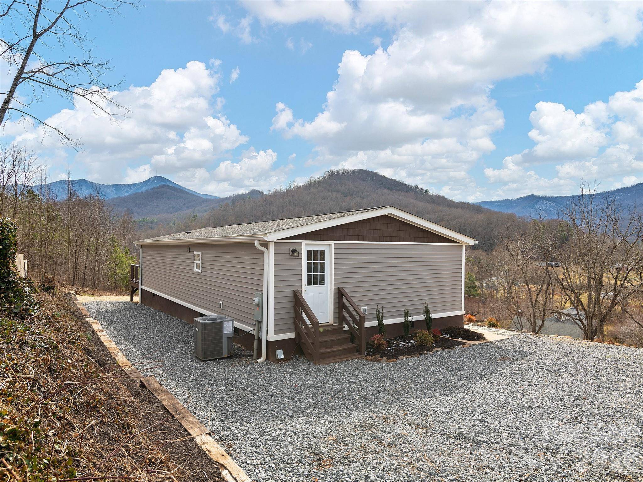 22 Honey Locust LN, Candler, NC 28715