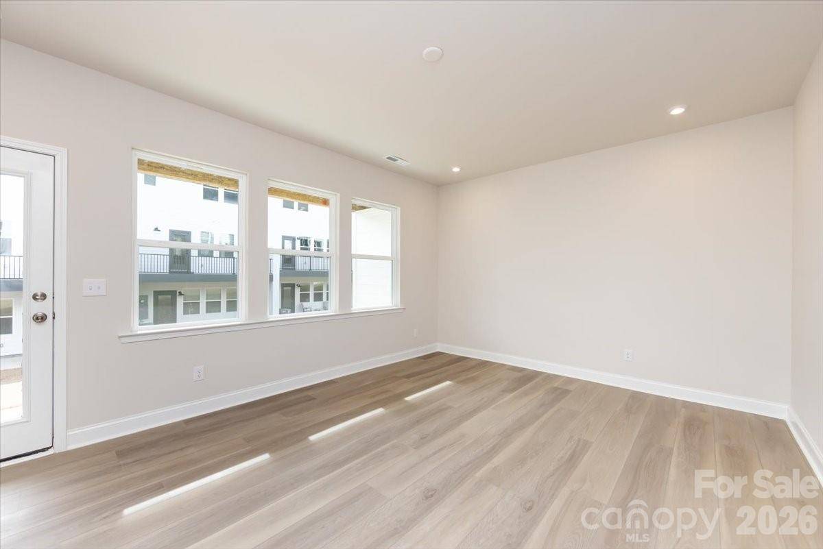 909 Archway LN, Charlotte, NC 28217
