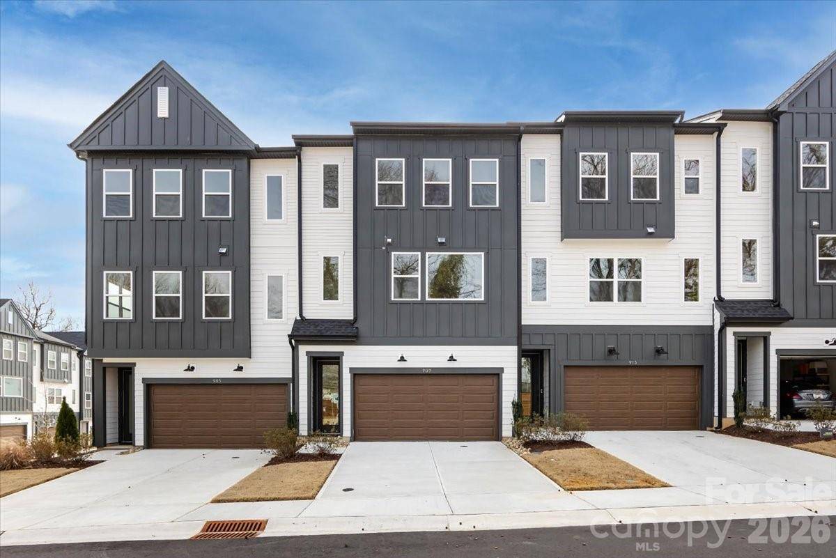 909 Archway LN, Charlotte, NC 28217
