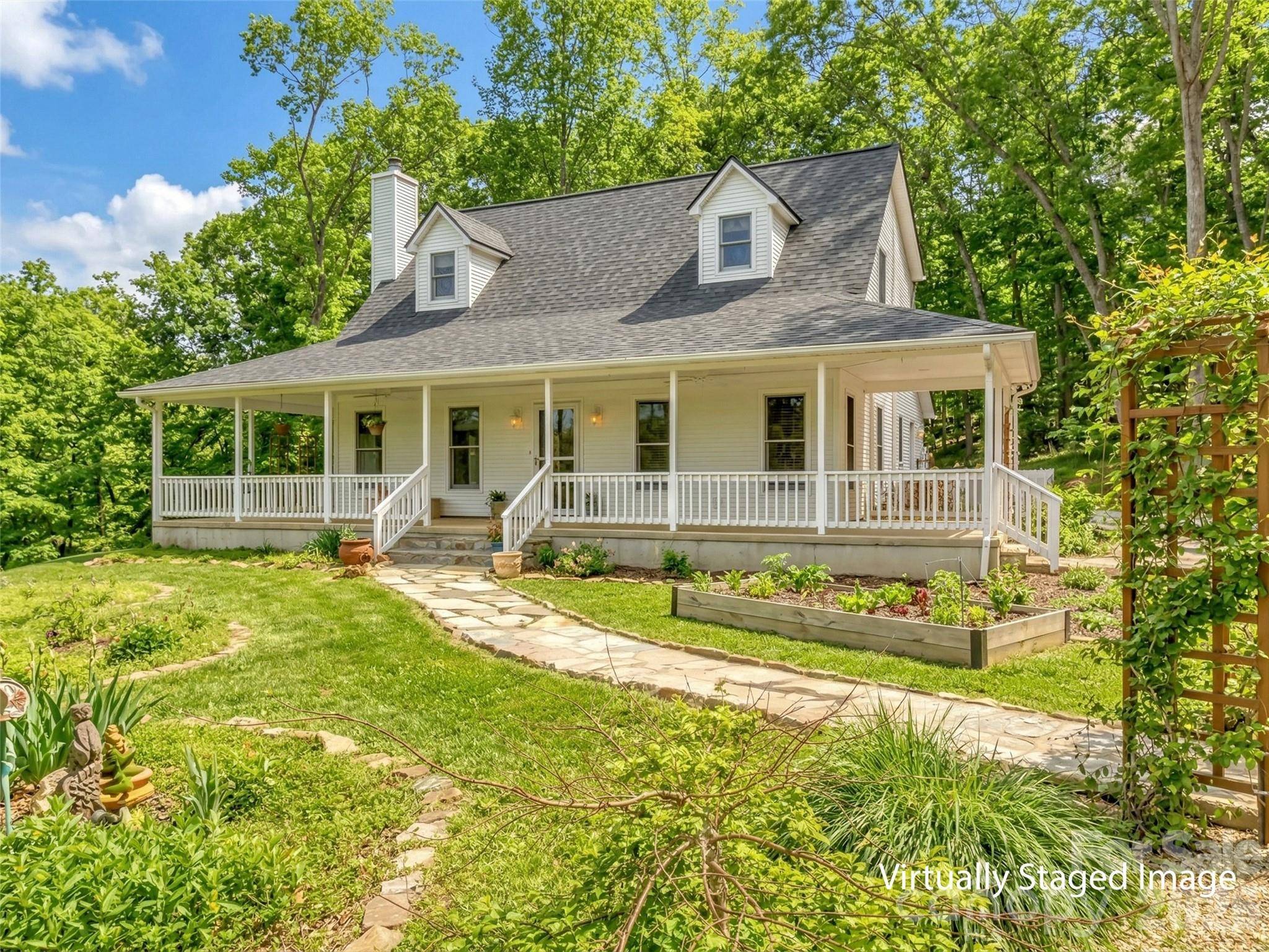 109 Paradise CIR, Clyde, NC 28721