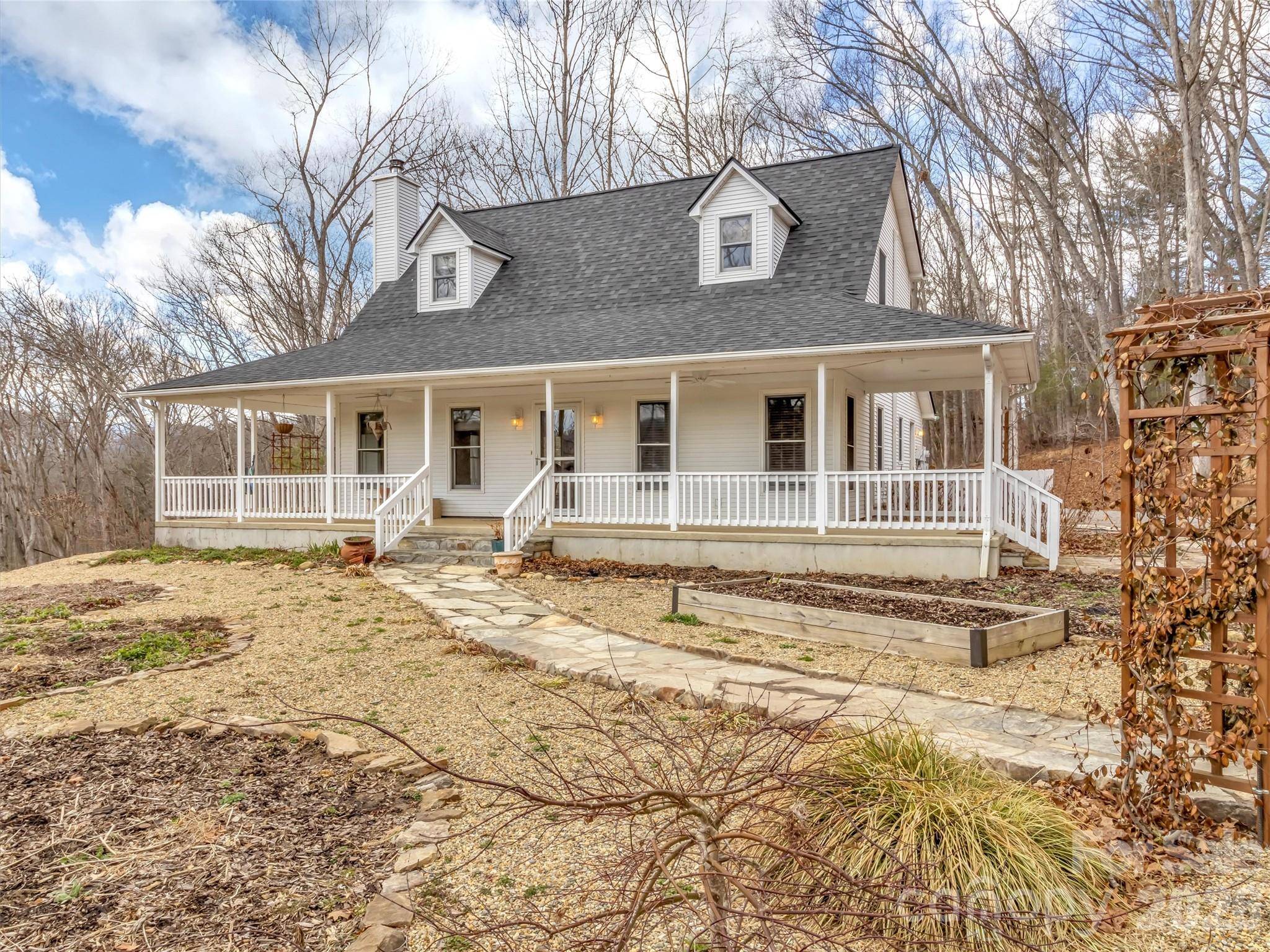 109 Paradise CIR, Clyde, NC 28721