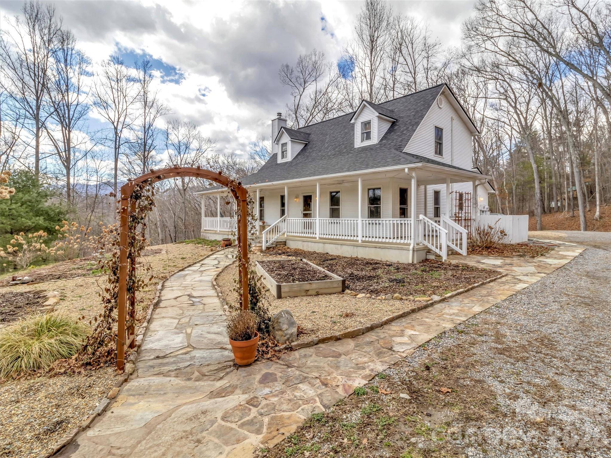109 Paradise CIR, Clyde, NC 28721