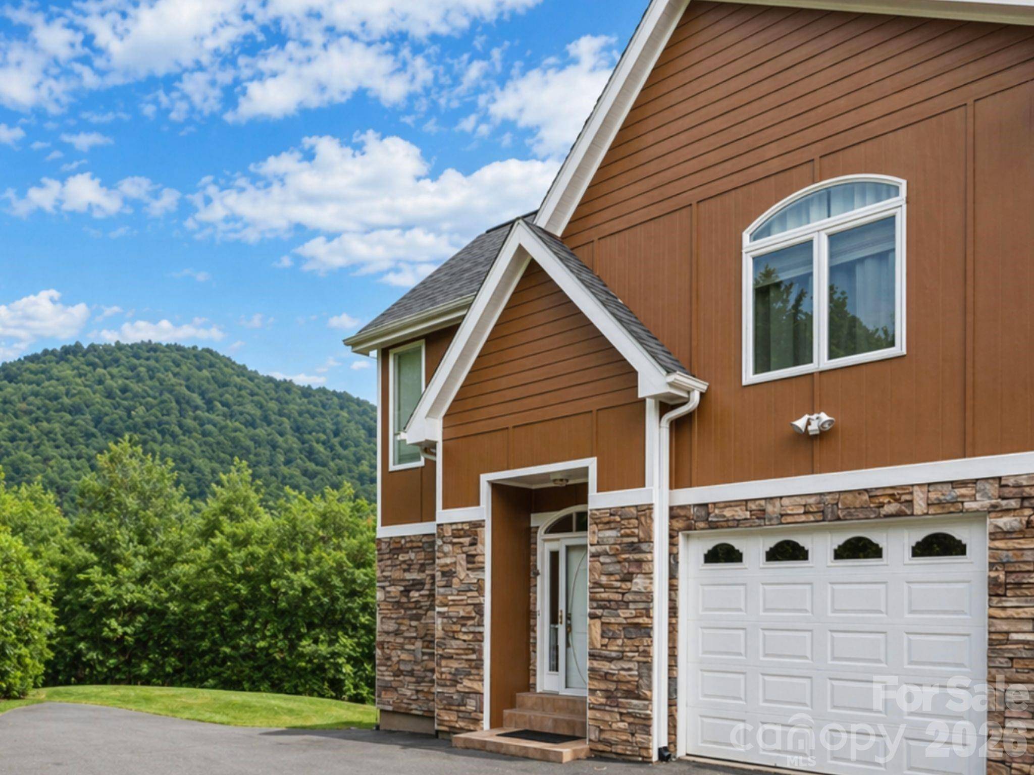 73 Dalya RD, Swannanoa, NC 28778