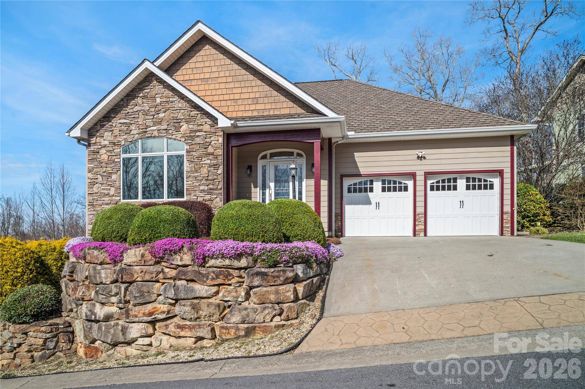 84 Deep Valley LN, Hendersonville, NC 28791