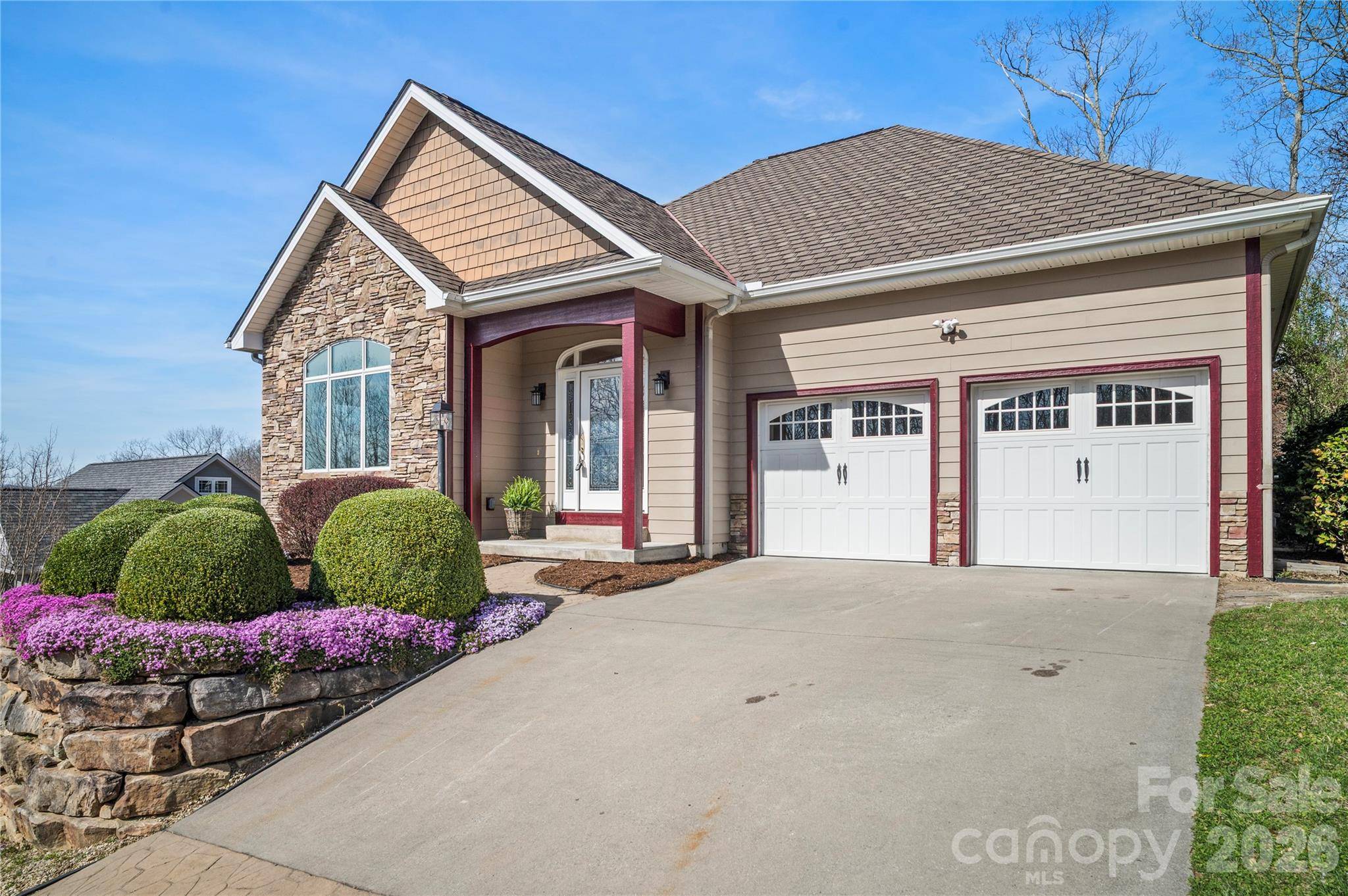 84 Deep Valley LN, Hendersonville, NC 28791