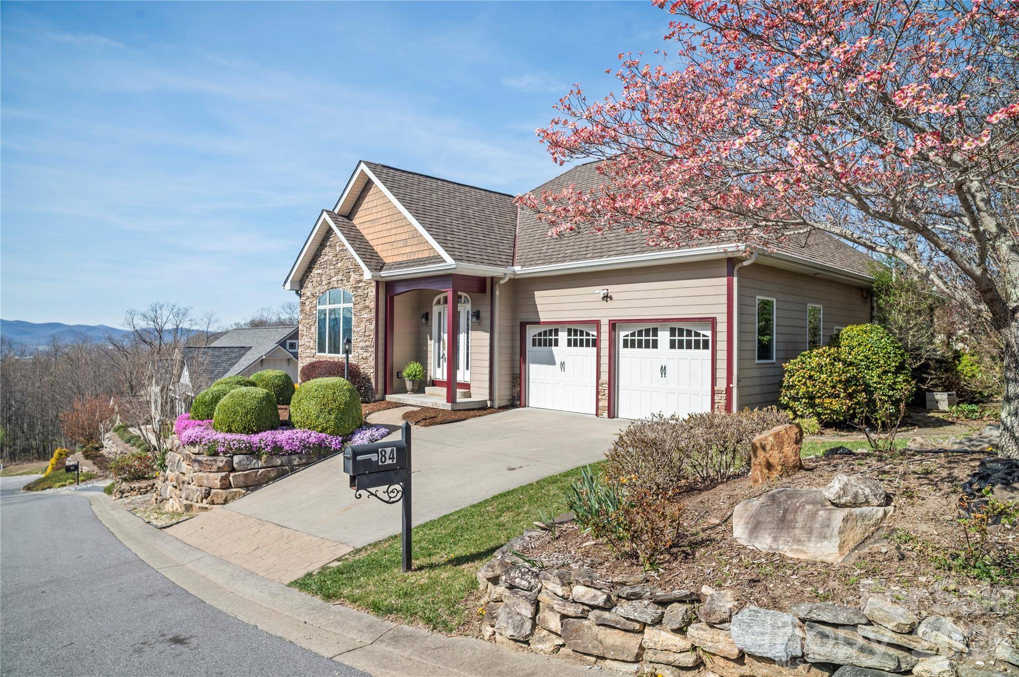 84 Deep Valley LN, Hendersonville, NC 28791