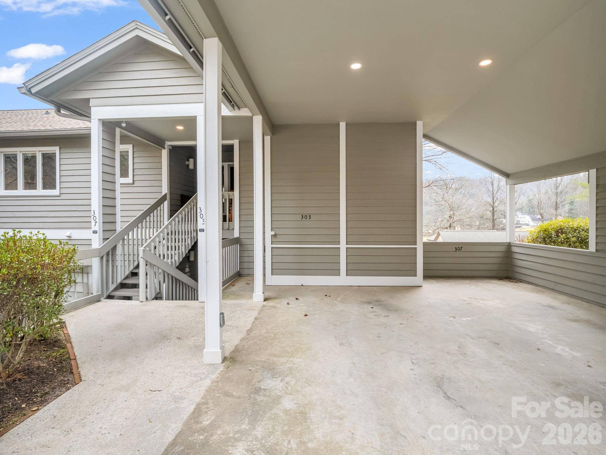 303 Golfside DR, Flat Rock, NC 28731