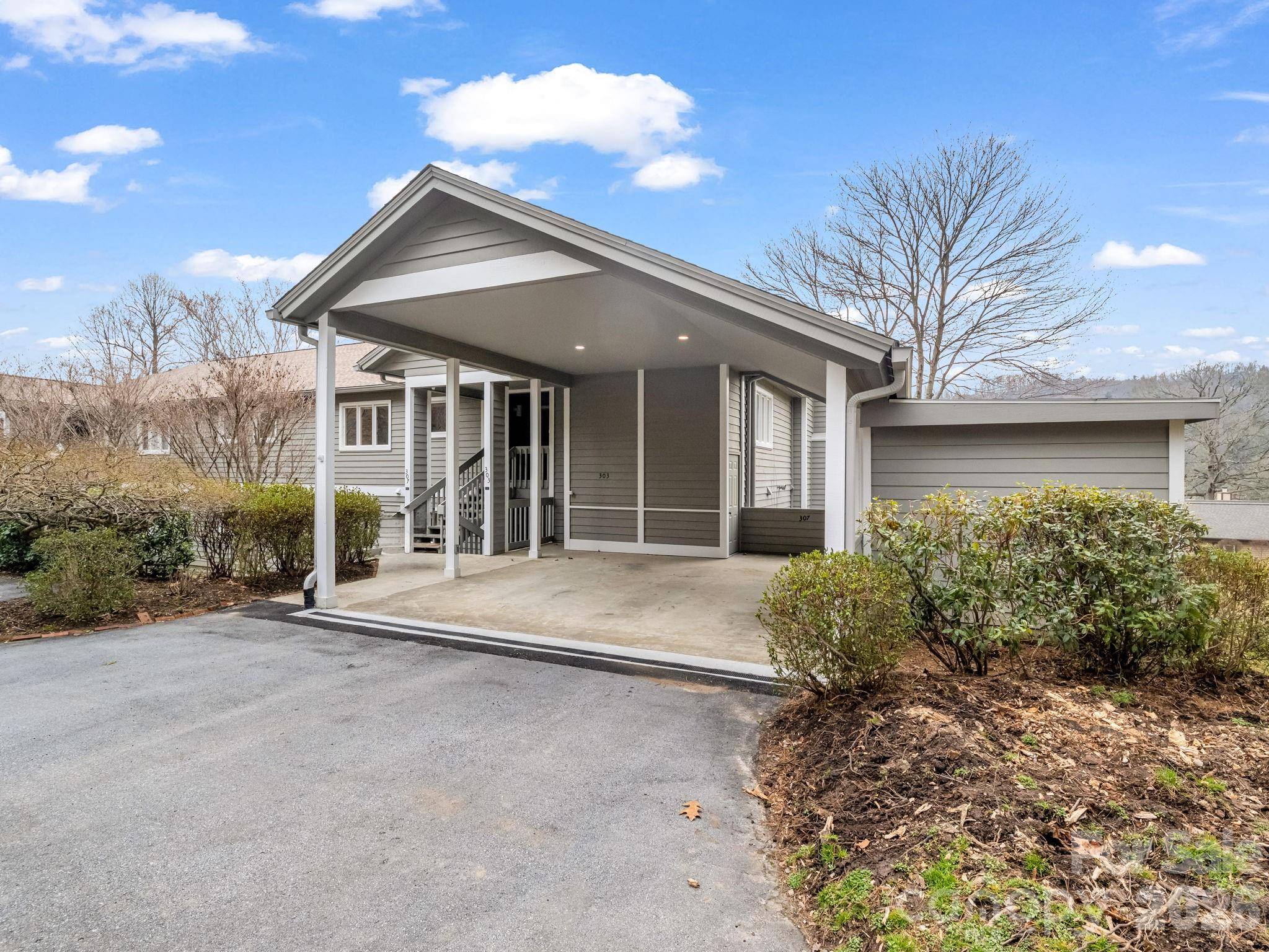 303 Golfside DR, Flat Rock, NC 28731