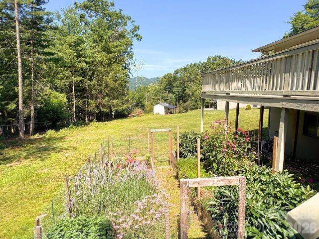 35 Azalea DR, Spruce Pine, NC 28777