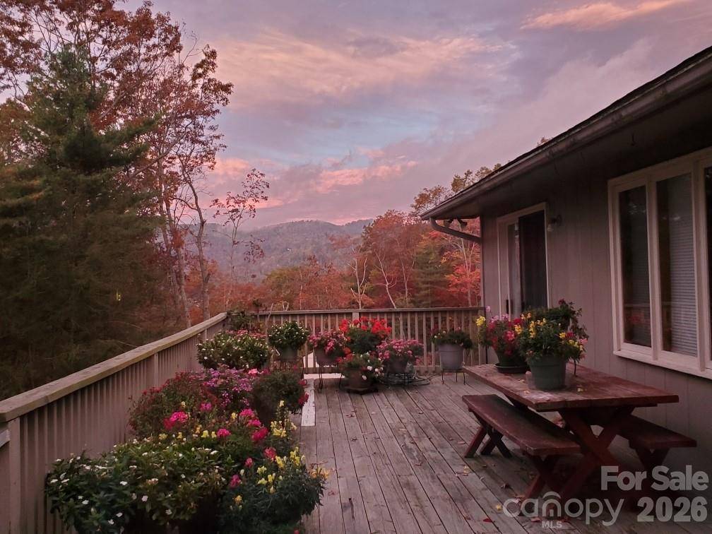 35 Azalea DR, Spruce Pine, NC 28777