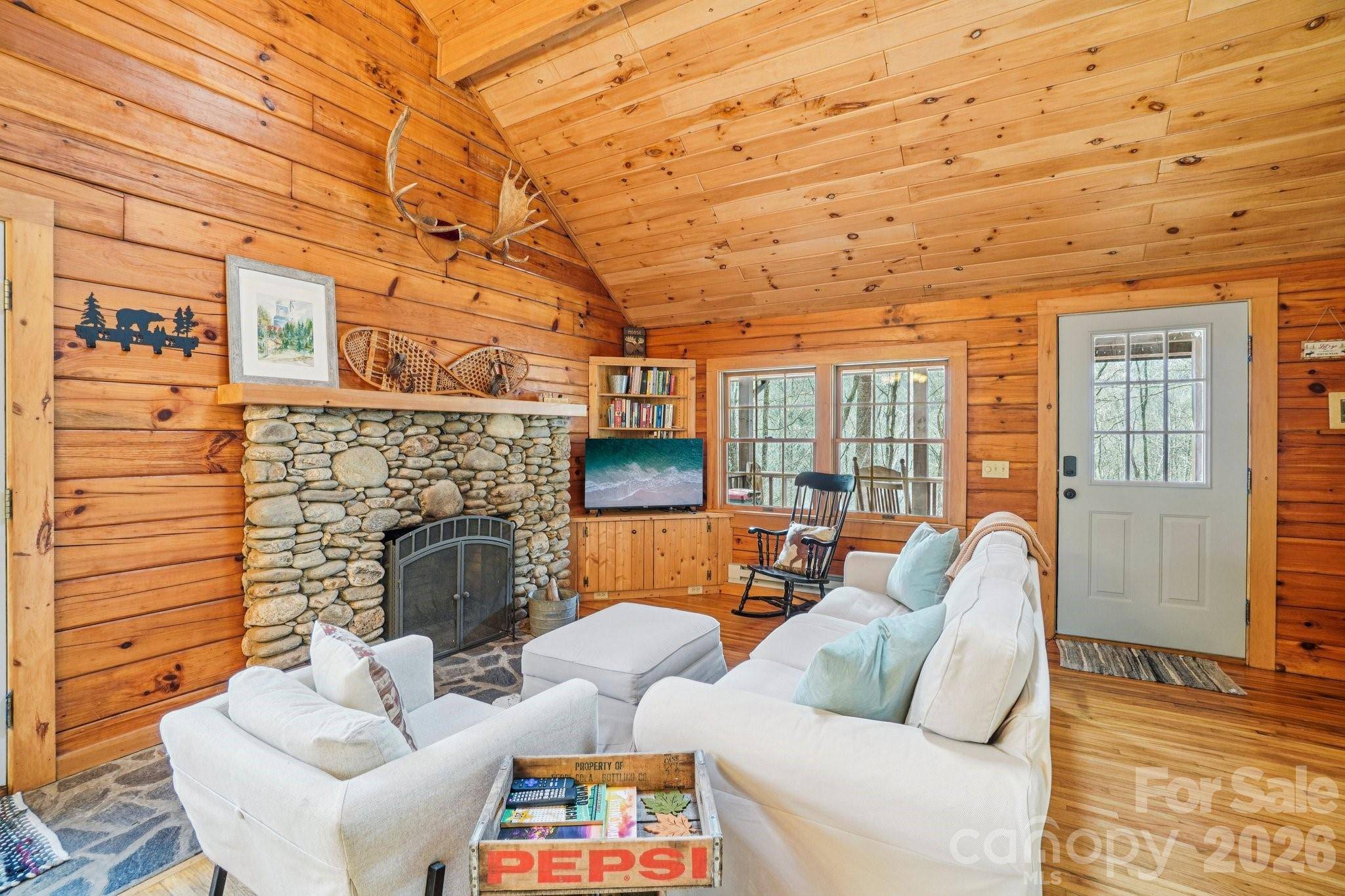 307 Roaring Creek LN, Waynesville, NC 28786