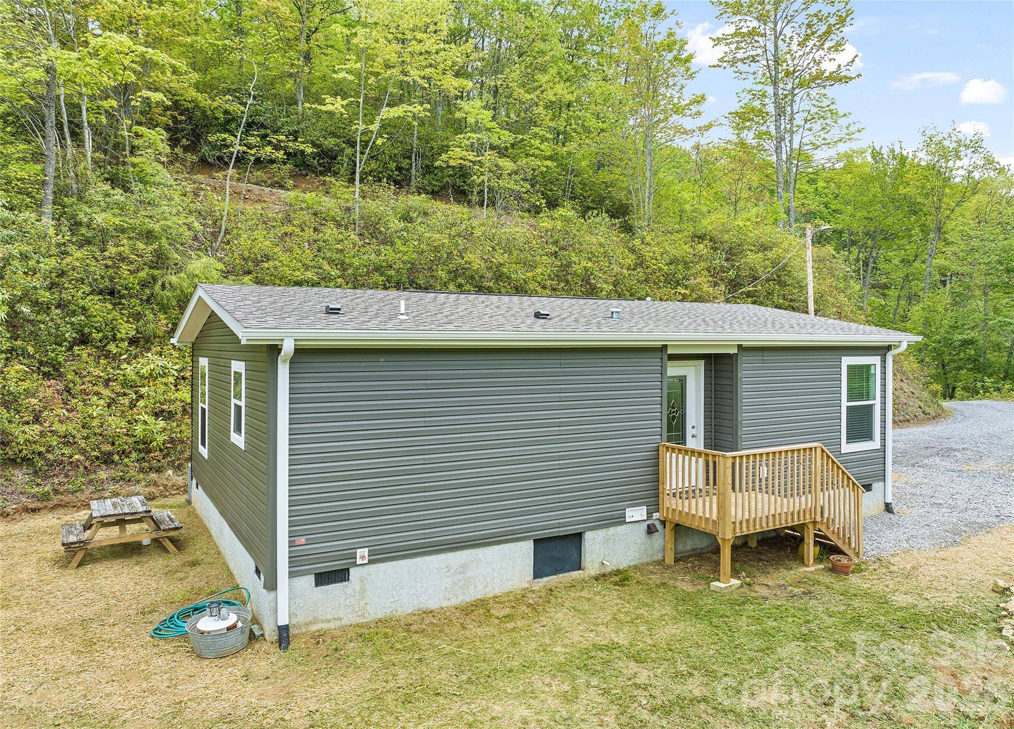 328 Mountain Lion TRL, Maggie Valley, NC 28751