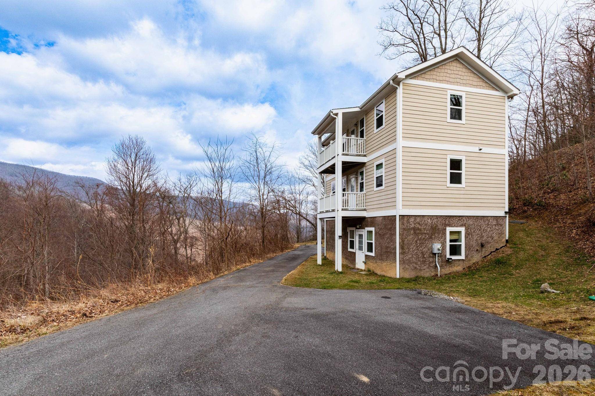 14 Lila LN, Clyde, NC 28721