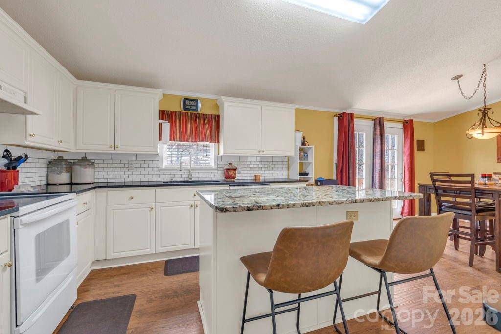 401 Lynn Gap RD, Spruce Pine, NC 28777