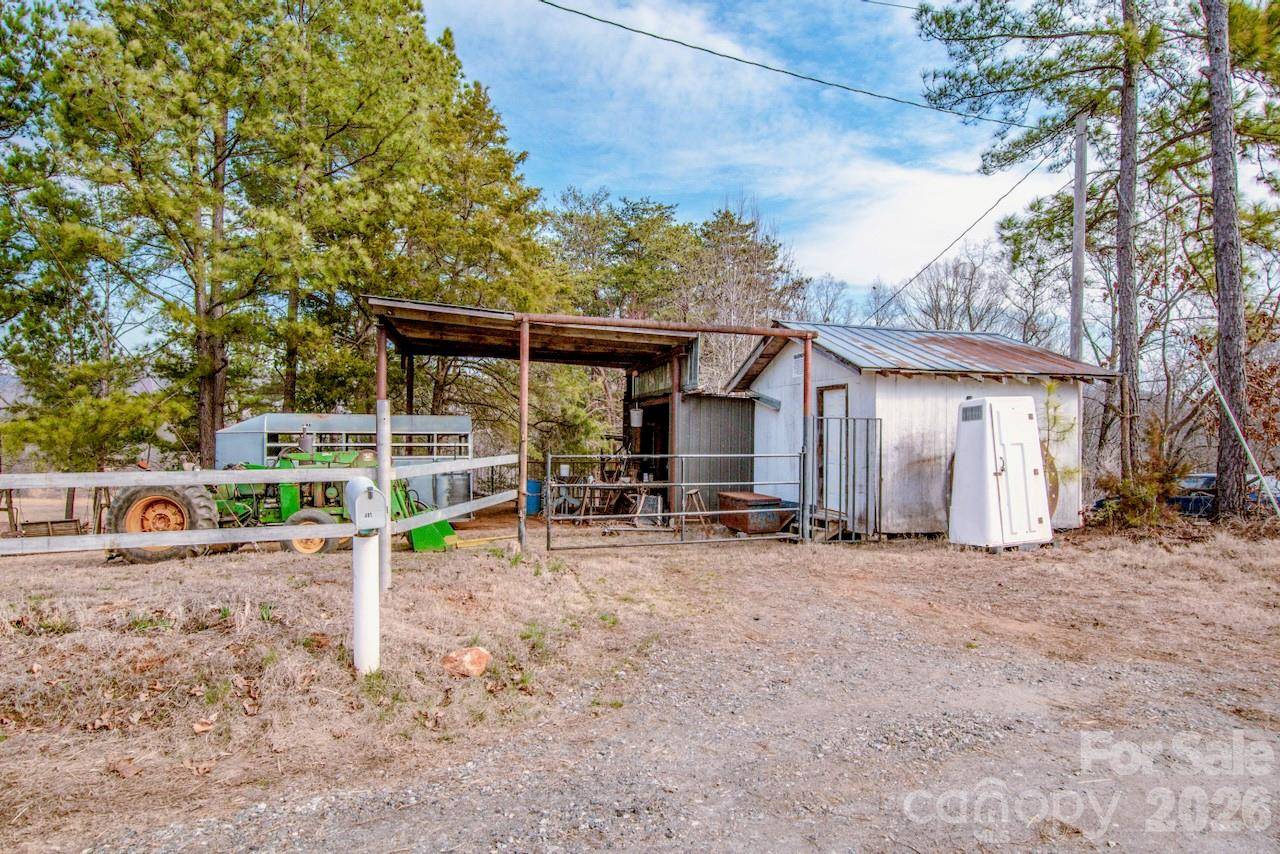 508 Liles LN, Hiddenite, NC 28636