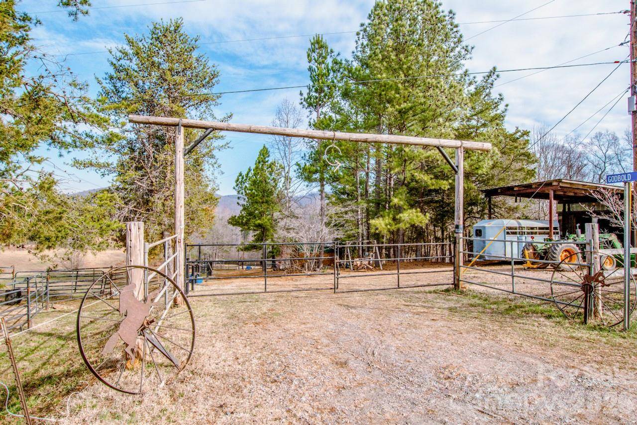 508 Liles LN, Hiddenite, NC 28636