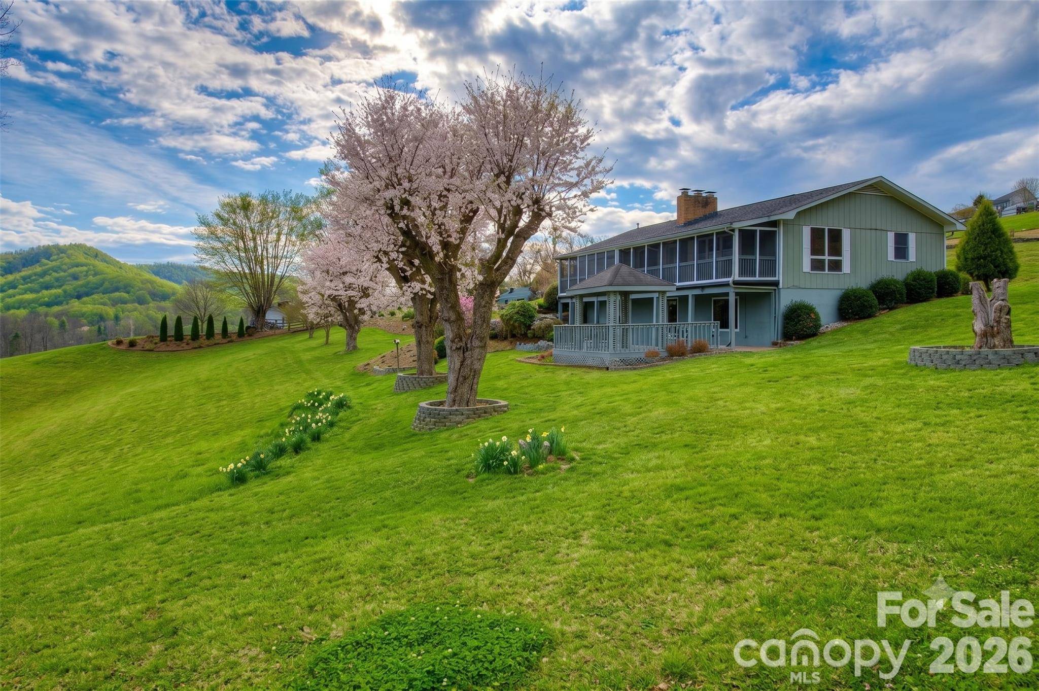 220 Grand View LN, Burnsville, NC 28714