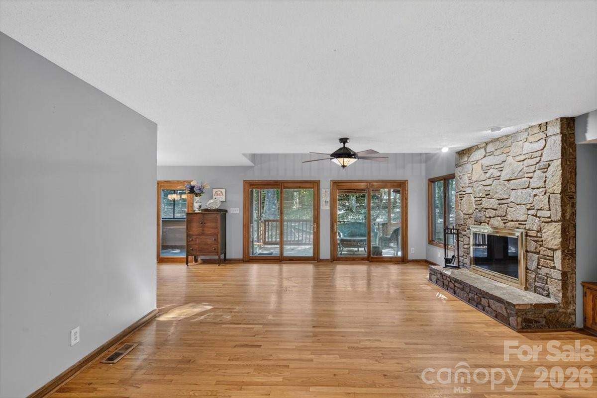 10 Thornwood CT, Lake Wylie, SC 29710