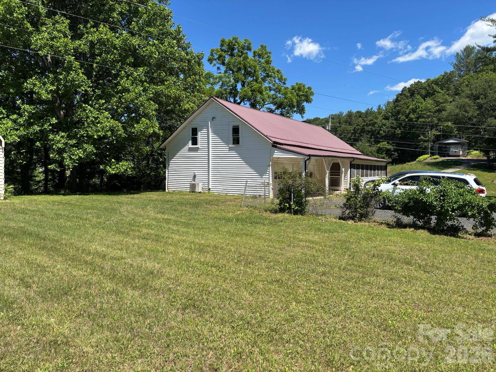 262 Blackberry LN, Bakersville, NC 28705