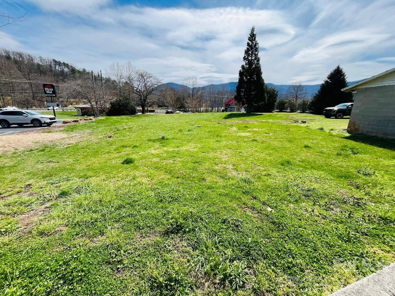 11 Terry Estate DR, Black Mountain, NC 28711