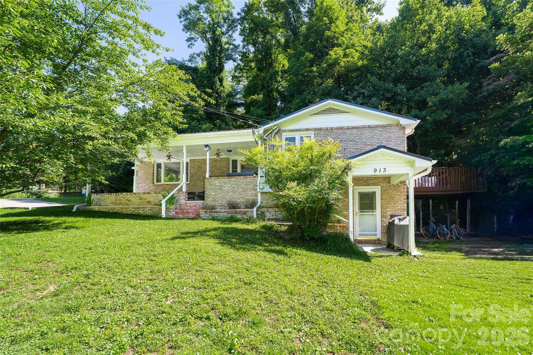 913 Dorothy ST, Hendersonville, NC 28791