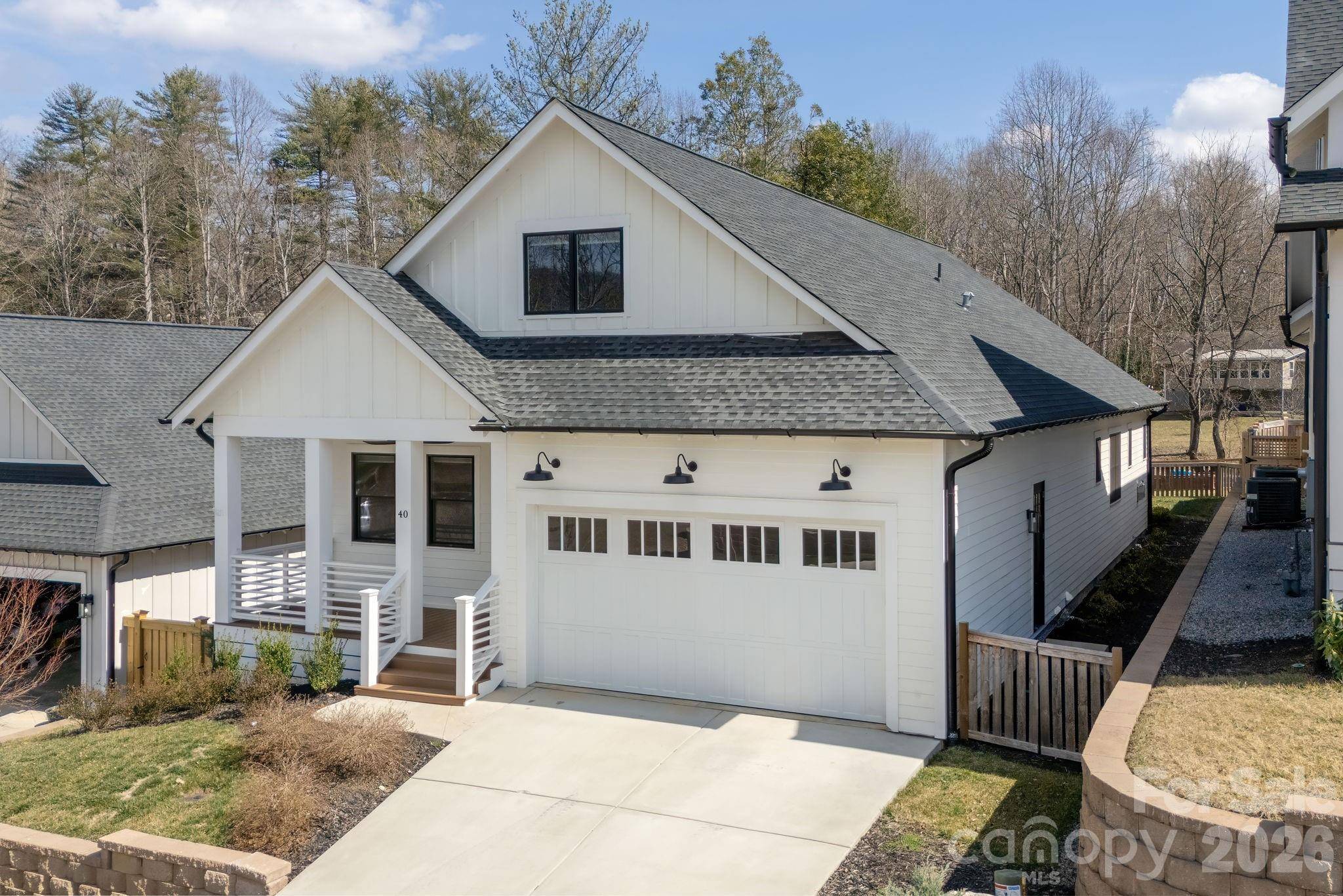 40 Hidden Pond LN, Brevard, NC 28712