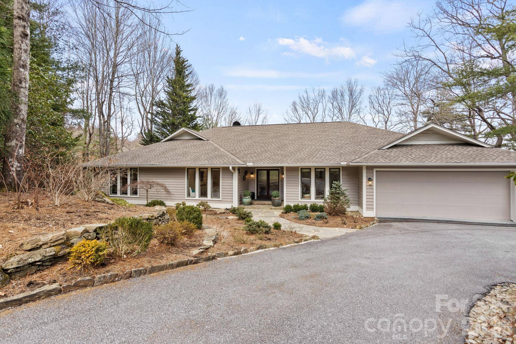 171 Old Hillside LN, Flat Rock, NC 28731