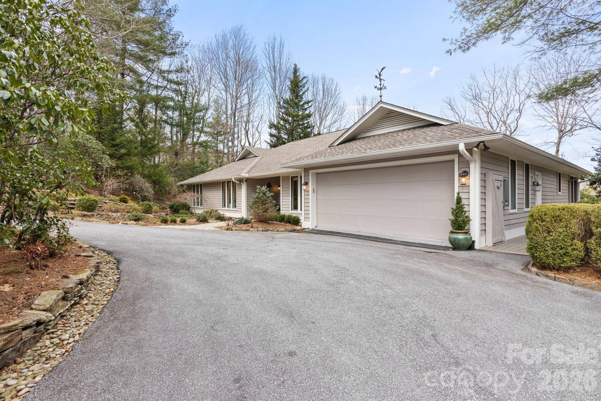171 Old Hillside LN, Flat Rock, NC 28731