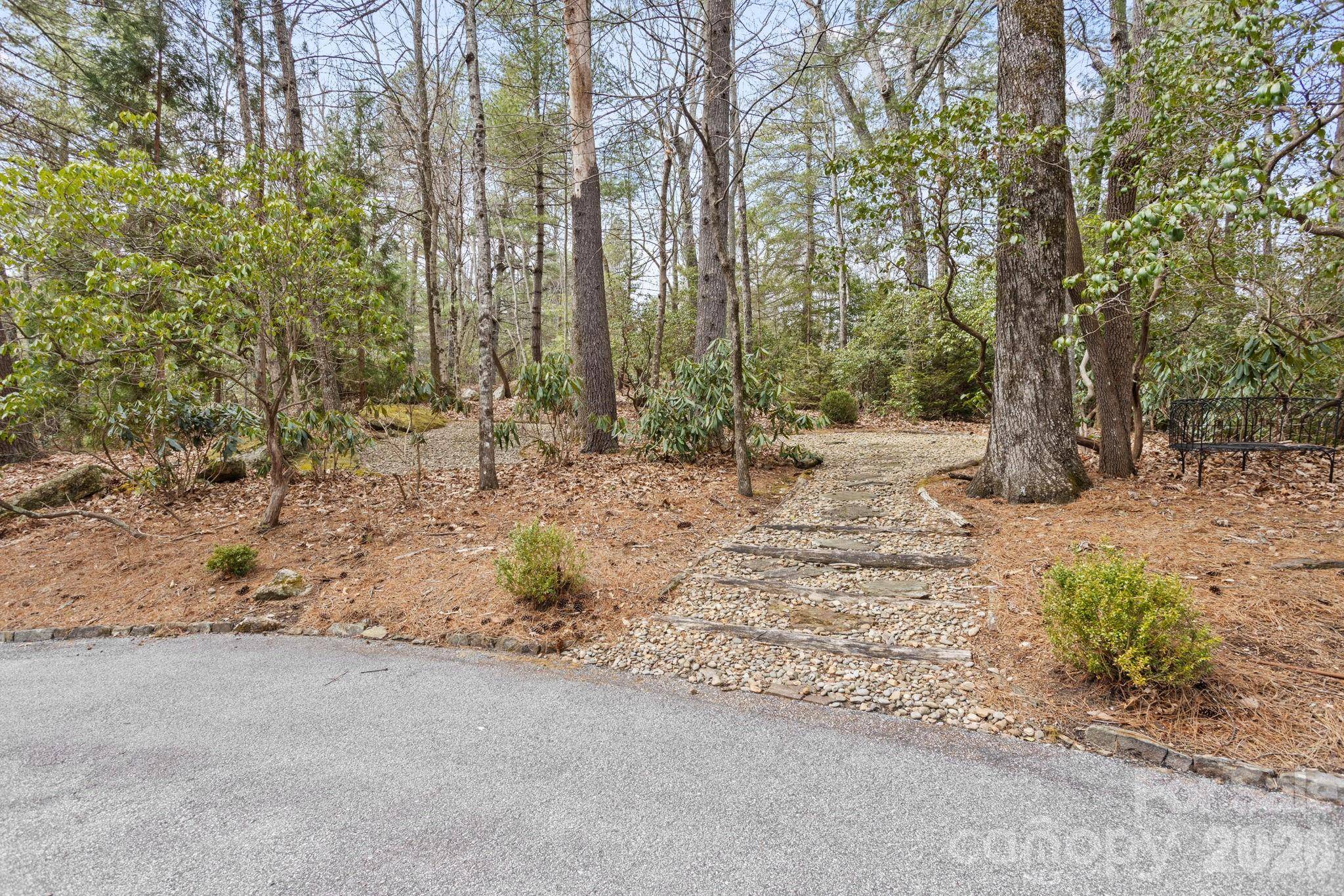 171 Old Hillside LN, Flat Rock, NC 28731