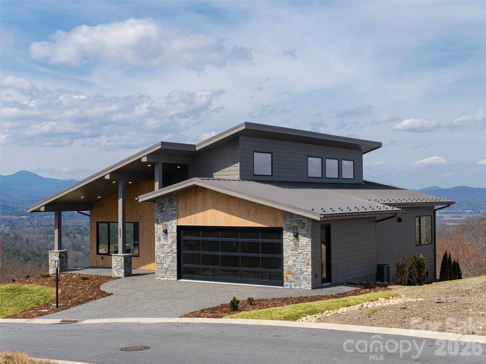 247 Coachman DR, Hendersonville, NC 28791