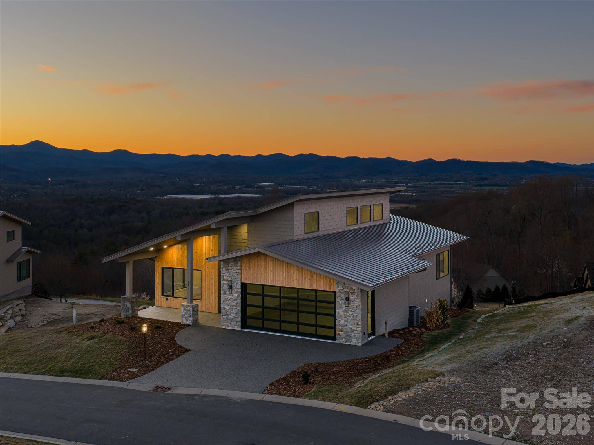 247 Coachman DR, Hendersonville, NC 28791