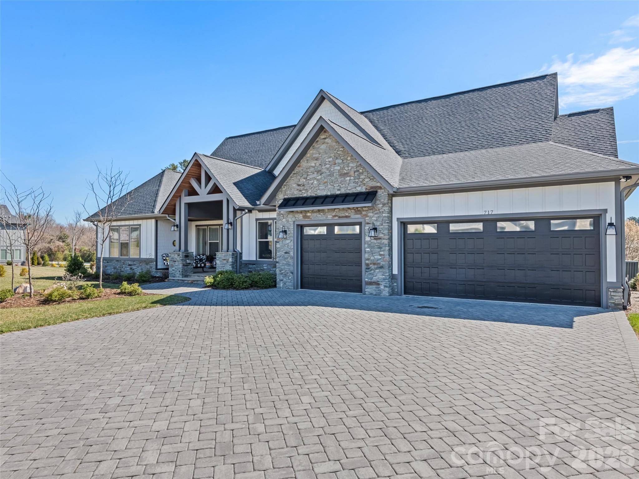 717 Daniel Circle DR, Mills River, NC 28759