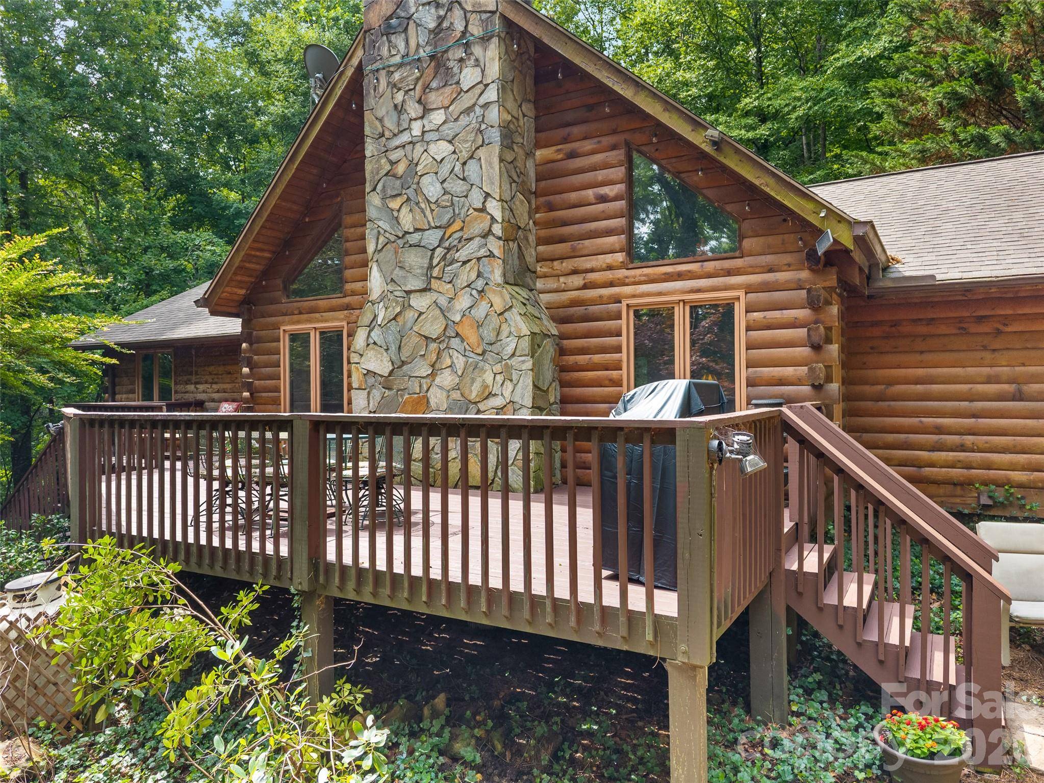 6 Ravenwood LN, Horse Shoe, NC 28742