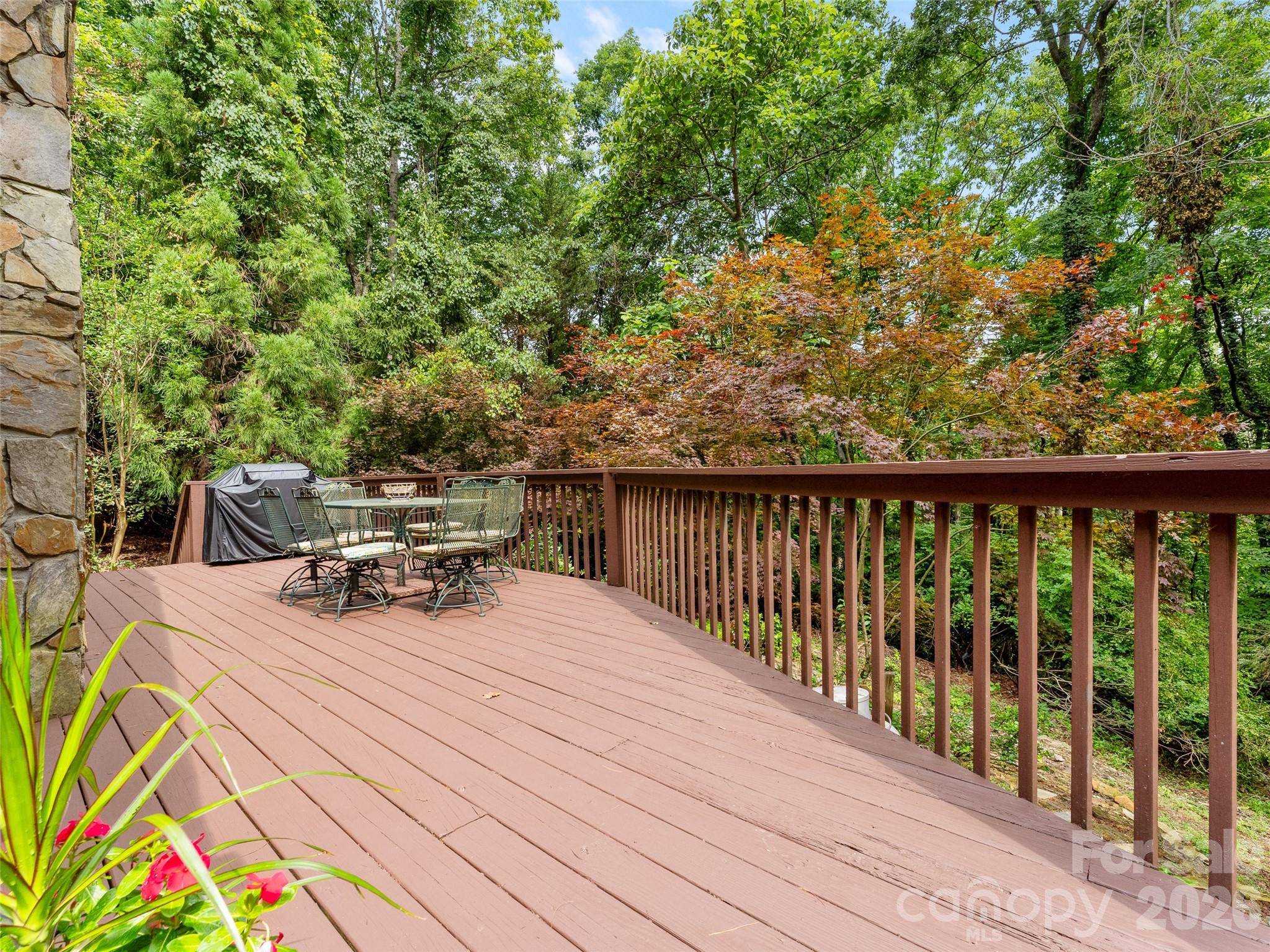 6 Ravenwood LN, Horse Shoe, NC 28742