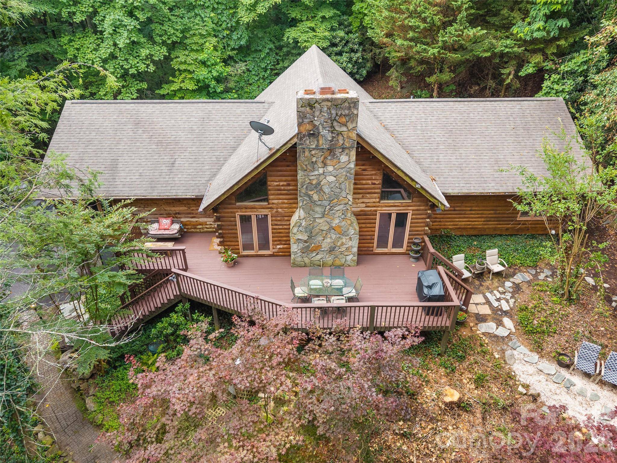 6 Ravenwood LN, Horse Shoe, NC 28742