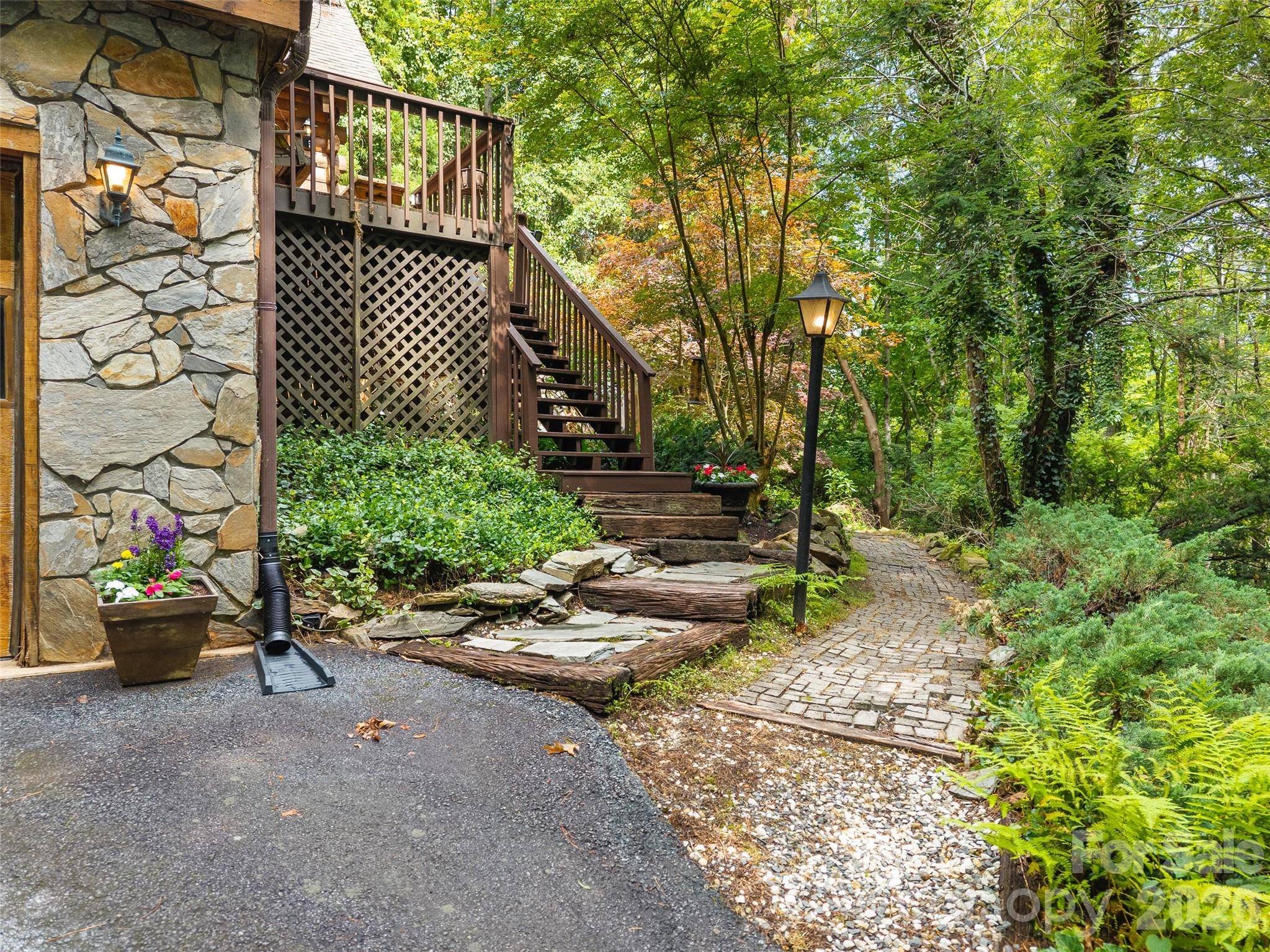 6 Ravenwood LN, Horse Shoe, NC 28742